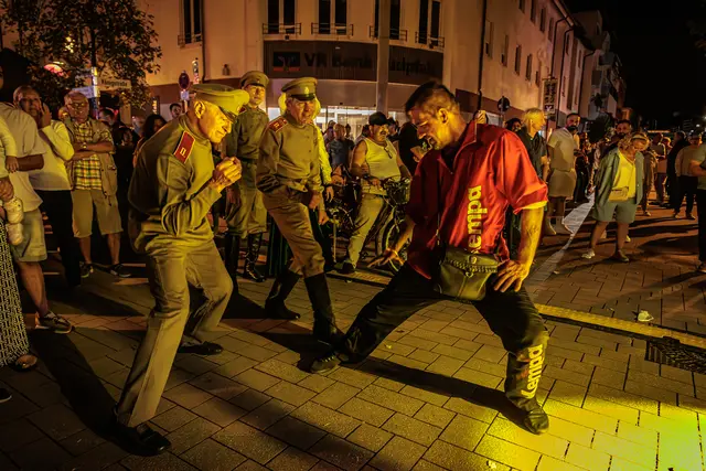 750 Jahre Stadtrechte: Auch nach Einbruch der Dunkelheit blieb die Germersheimer Innenstadt voller Leben. Vor den Bühnen versammelten sich zahlreiche Besucher und feierten gemeinsam das Jubiläum. | Foto: Paul Needham