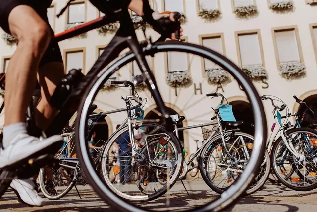 Auf einer Fahrradstraße haben Radfahrende Vorrang, Autos müssen sich anpassen. | Foto: Sebastian Weindel, © Sebastian Weindel