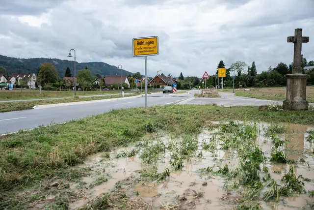 Wegen des war der Ortsteil Bohlingen zeitweise gesperrt.  | Foto: Silas Stein/dpa