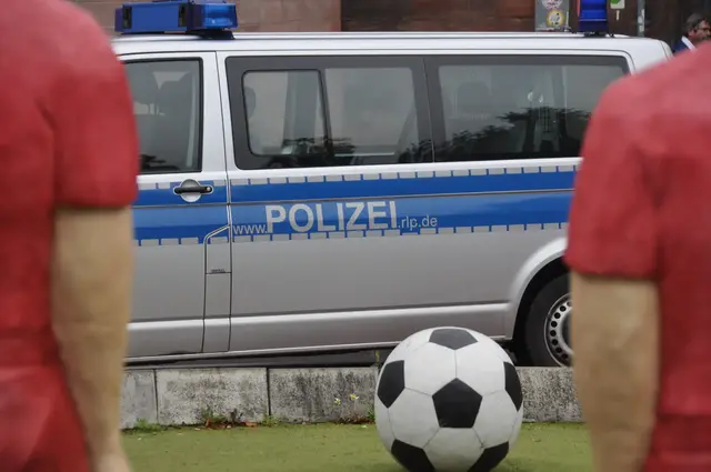 Nach dem Erstligaspiel der SV Elversberg gegen Bayer 04 Leverkusen zieht die Polizei eine positive Bilanz. Im Gästeblock wurde Pyrotechnik gezündet, größere Auseinandersetzungen blieben aus. | Foto: Polizeipräsidium Westpfalz
