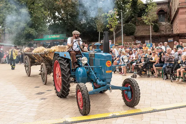 Musik, Kostüme und aufwendig gestaltete Wagen prägten den historischen Umzug durch Germersheim. Die Teilnehmer ließen verschiedene Epochen der Stadtgeschichte lebendig werden. | Foto: Paul Needham