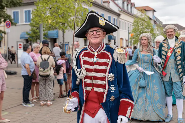 Mit viel Liebe zum Detail waren die Gruppen des historischen Umzugs unterwegs. Gemeinsam machten sie das Jubiläum „750 Jahre Stadtrechte Germersheim“ zu einem eindrucksvollen Fest für die ganze Stadt. | Foto: Paul Needham