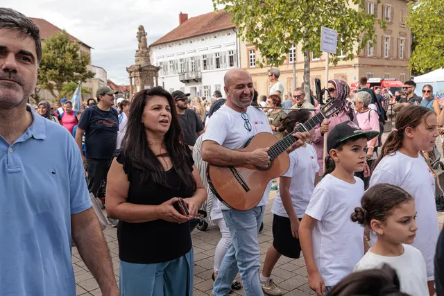 Mit viel Liebe zum Detail waren die Gruppen des historischen Umzugs unterwegs. Gemeinsam machten sie das Jubiläum „750 Jahre Stadtrechte Germersheim“ zu einem eindrucksvollen Fest für die ganze Stadt. | Foto: Paul Needham