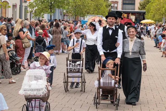 Geschichte zum Anschauen: Beim historischen Umzug zum Jubiläum „750 Jahre Stadtrechte Germersheim“ präsentierten die Teilnehmer zahlreiche unterschiedliche Facetten vergangener Zeiten. | Foto: Paul Needham