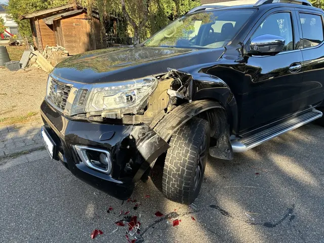 Nach einer Unfallflucht in Böhl-Iggelheim sucht die Polizei Hinweise auf ein größeres Fahrzeug. An einem geparkten Pickup Nissan entstand in der Fichtestraße ein Schaden von rund 10.000 Euro. | Foto: Polizeidirektion Ludwigshafen