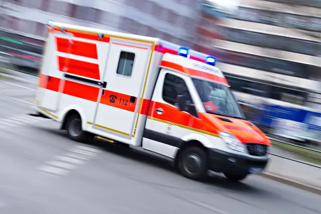 Eine Radfahrerin wurde bei einem Unfall schwer verletzt. (Symbolbild)  | Foto: Nicolas Armer/dpa
