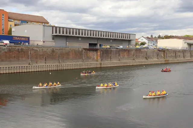 Sportruderer und Laienruderer traten am Samstag gegeneinander an.  | Foto: JG