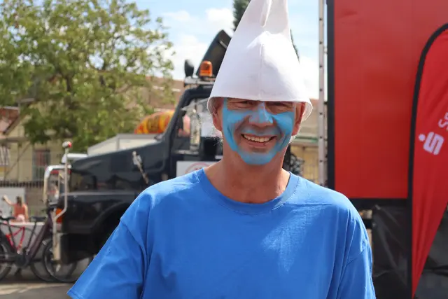 Schlümpfe und Christoph Heller, kostümiert als Mixtur-Fantasiegestalt aus Gargamel und Graf Dracula, bespaßten nach der Spaßregatta die Gäste, und vor allem die Kinder.  | Foto: JG