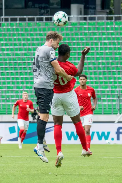 Kopfballduell zwischen Waldhofs Lukas Klünter (links) und Havelses Alexander Guiddir. | Foto: PIX-Sportfotos