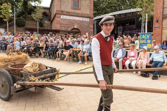 Musik, Kostüme und aufwendig gestaltete Wagen prägten den historischen Umzug durch Germersheim. Die Teilnehmer ließen verschiedene Epochen der Stadtgeschichte lebendig werden. | Foto: Paul Needham