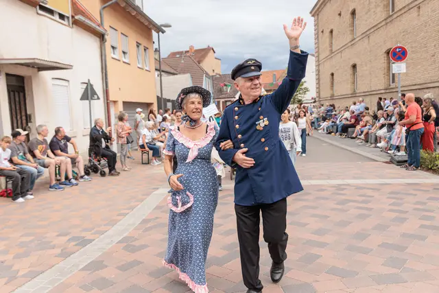 Zahlreiche Gruppen machten den historischen Umzug zu einem farbenfrohen Spektakel. Von historischen Darstellungen bis zu fantasievollen Kostümen gab es für die Zuschauer viel zu entdecken. | Foto: Paul Needham