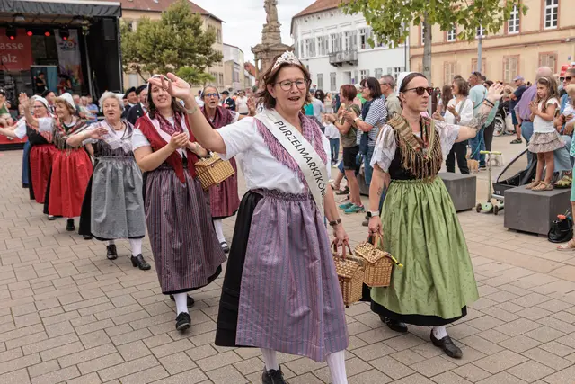 Ein farbenfrohes Bild bot der historische Umzug anlässlich von „750 Jahre Stadtrechte Germersheim“. Zahlreiche Teilnehmer präsentierten Geschichte, Brauchtum und Handwerk auf kreative Weise. | Foto: Paul Needham