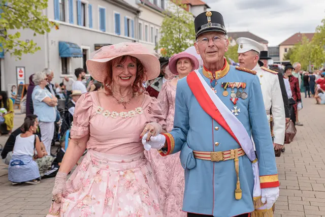 Quer durch die Jahrhunderte führte der historische Umzug zum 750-jährigen Jubiläum der Stadtrechte. Historische Figuren und Gruppen sorgten dabei für besondere Momente entlang der Strecke. | Foto: Paul Needham
