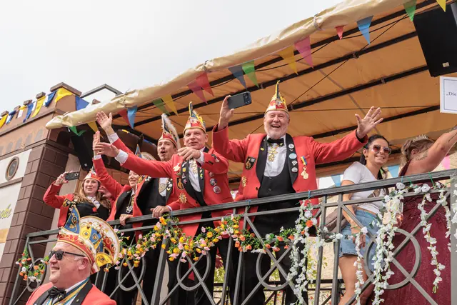 Von traditionellen Gewändern bis zu ausgefallenen Ideen: Die Gruppen brachten beim historischen Umzug zum 750-jährigen Jubiläum jede Menge Abwechslung auf die Straßen. | Foto: Paul Needham