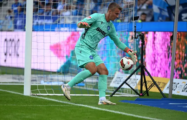 KSC-Keeper Hans Christian Bernat sah gegen Wolfsburg zweimal unglücklich aus. | Foto: Uli Deck/dpa