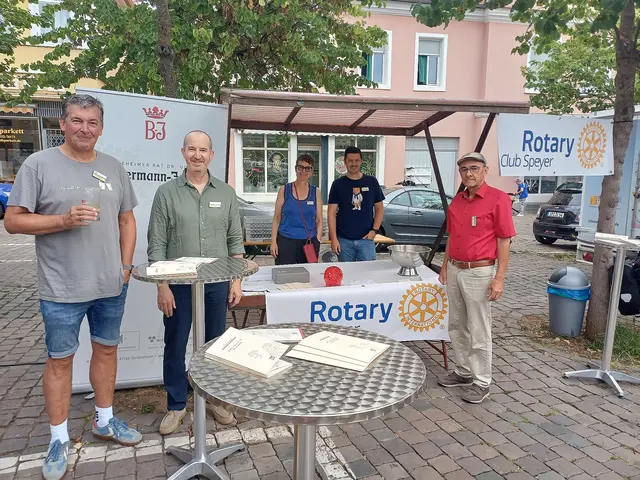 Aufbauteam Marktstand (von links): Dirk Mayer, Patrick Halter, Ute Bahrs, Georg Weyrich, Hartmut Loos