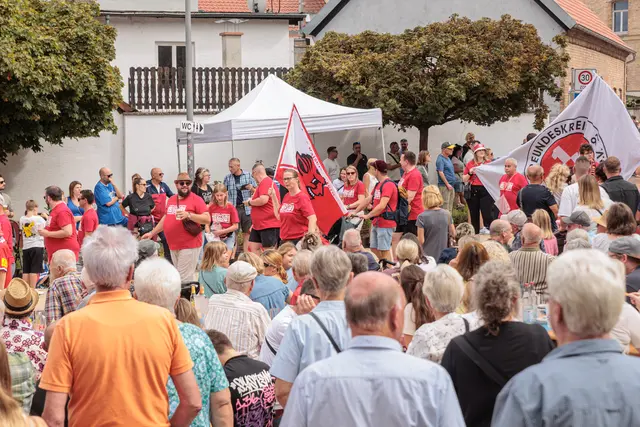 Musik, Kostüme und aufwendig gestaltete Wagen prägten den historischen Umzug durch Germersheim. Die Teilnehmer ließen verschiedene Epochen der Stadtgeschichte lebendig werden. | Foto: Paul Needham