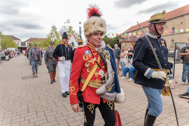 Quer durch die Jahrhunderte führte der historische Umzug zum 750-jährigen Jubiläum der Stadtrechte. Historische Figuren und Gruppen sorgten dabei für besondere Momente entlang der Strecke. | Foto: Paul Needham
