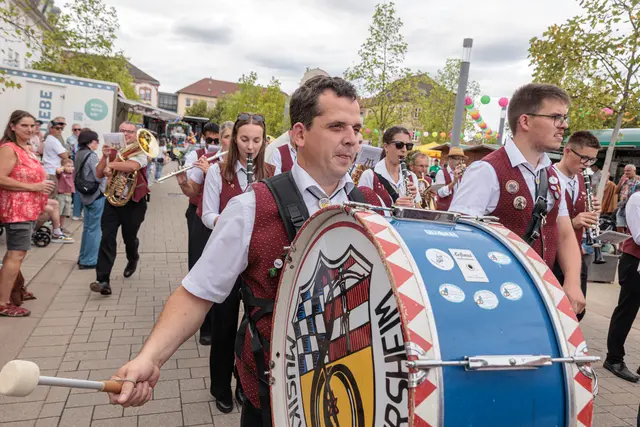 Mit viel Liebe zum Detail waren die Gruppen des historischen Umzugs unterwegs. Gemeinsam machten sie das Jubiläum „750 Jahre Stadtrechte Germersheim“ zu einem eindrucksvollen Fest für die ganze Stadt. | Foto: Paul Needham