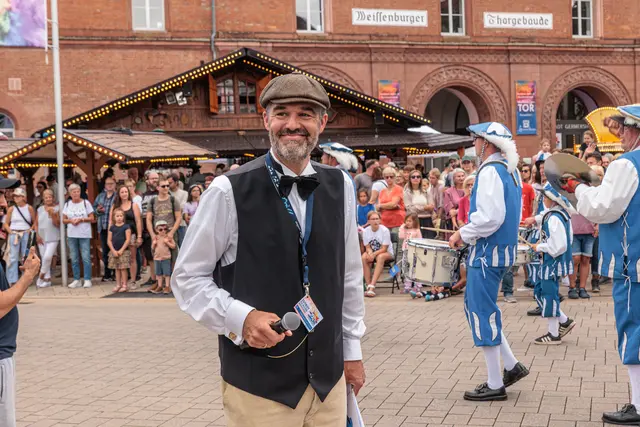 Von traditionellen Gewändern bis zu ausgefallenen Ideen: Die Gruppen brachten beim historischen Umzug zum 750-jährigen Jubiläum jede Menge Abwechslung auf die Straßen. | Foto: Paul Needham