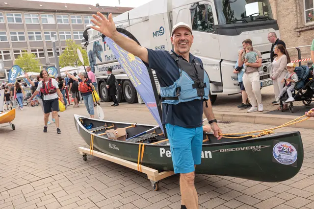 Von traditionellen Gewändern bis zu ausgefallenen Ideen: Die Gruppen brachten beim historischen Umzug zum 750-jährigen Jubiläum jede Menge Abwechslung auf die Straßen. | Foto: Paul Needham