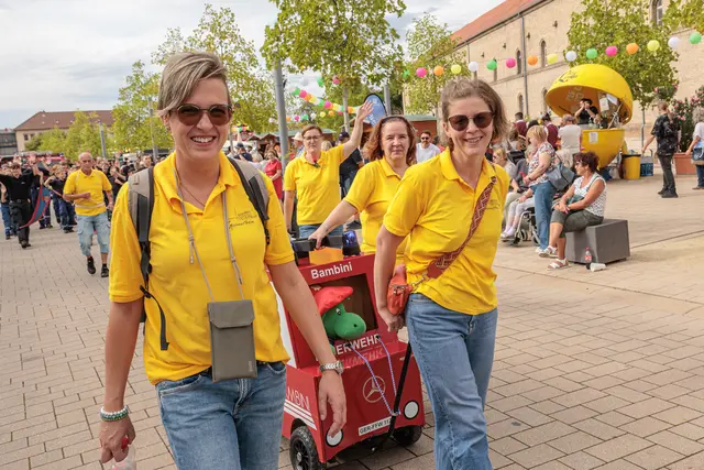 Von traditionellen Gewändern bis zu ausgefallenen Ideen: Die Gruppen brachten beim historischen Umzug zum 750-jährigen Jubiläum jede Menge Abwechslung auf die Straßen. | Foto: Paul Needham