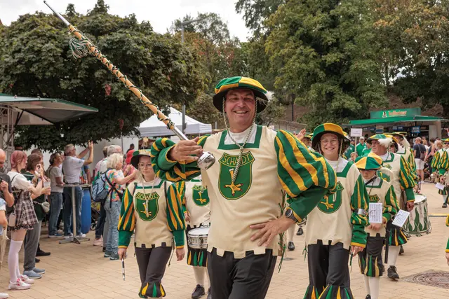 Historische Gewänder, liebevolle Details und viele kreative Ideen: Der Umzug zum Jubiläum „750 Jahre Stadtrechte Germersheim“ zeigte die Geschichte der Stadt in ihrer ganzen Vielfalt. | Foto: Paul Needham