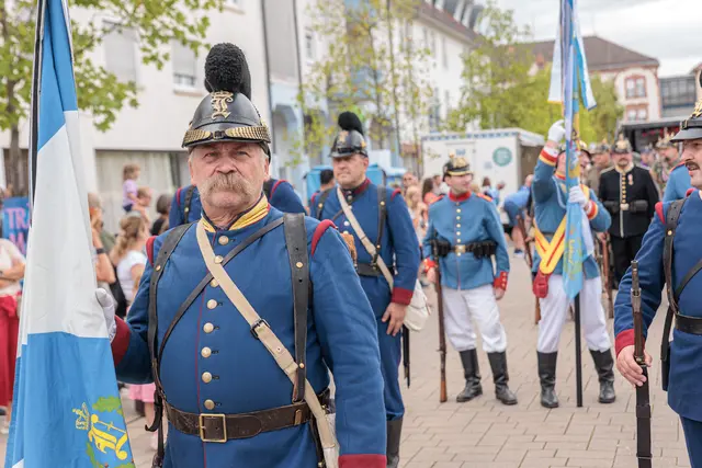 Mit viel Liebe zum Detail waren die Gruppen des historischen Umzugs unterwegs. Gemeinsam machten sie das Jubiläum „750 Jahre Stadtrechte Germersheim“ zu einem eindrucksvollen Fest für die ganze Stadt. | Foto: Paul Needham