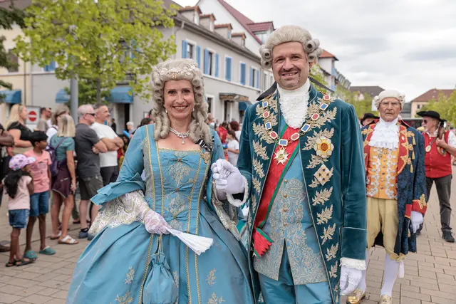 Quer durch die Jahrhunderte führte der historische Umzug zum 750-jährigen Jubiläum der Stadtrechte. Historische Figuren und Gruppen sorgten dabei für besondere Momente entlang der Strecke. | Foto: Paul Needham
