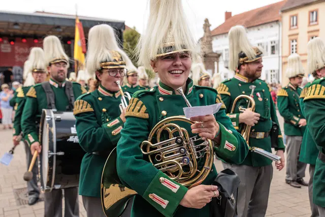Quer durch die Jahrhunderte führte der historische Umzug zum 750-jährigen Jubiläum der Stadtrechte. Historische Figuren und Gruppen sorgten dabei für besondere Momente entlang der Strecke. | Foto: Paul Needham