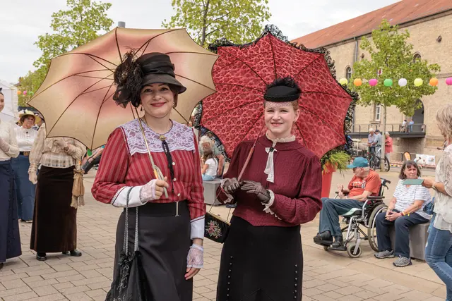 Von traditionellen Gewändern bis zu ausgefallenen Ideen: Die Gruppen brachten beim historischen Umzug zum 750-jährigen Jubiläum jede Menge Abwechslung auf die Straßen. | Foto: Paul Needham
