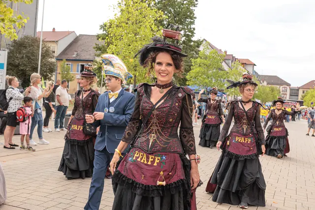 Von traditionellen Gewändern bis zu ausgefallenen Ideen: Die Gruppen brachten beim historischen Umzug zum 750-jährigen Jubiläum jede Menge Abwechslung auf die Straßen. | Foto: Paul Needham