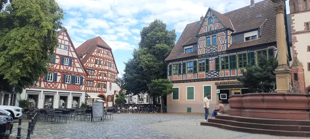 Der Ladenburger Marktplatz zählt zu den zentralen Schauplätzen des Altstadtfestes und wird auch 2026 wieder zum Treffpunkt für Musik, Genuss und Feiernde aus der ganzen Region.
 | Foto: Kristin Hätterich