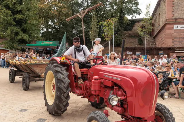 Musik, Kostüme und aufwendig gestaltete Wagen prägten den historischen Umzug durch Germersheim. Die Teilnehmer ließen verschiedene Epochen der Stadtgeschichte lebendig werden. | Foto: Paul Needham