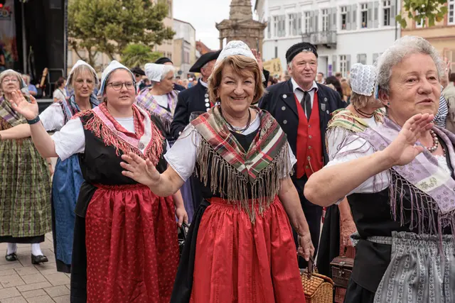 Quer durch die Jahrhunderte führte der historische Umzug zum 750-jährigen Jubiläum der Stadtrechte. Historische Figuren und Gruppen sorgten dabei für besondere Momente entlang der Strecke. | Foto: Paul Needham