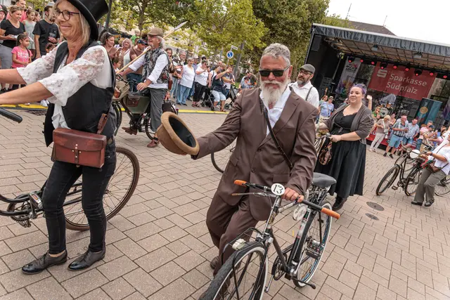Geschichte zum Anschauen: Beim historischen Umzug zum Jubiläum „750 Jahre Stadtrechte Germersheim“ präsentierten die Teilnehmer zahlreiche unterschiedliche Facetten vergangener Zeiten. | Foto: Paul Needham