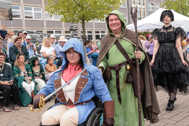 Von traditionellen Gewändern bis zu ausgefallenen Ideen: Die Gruppen brachten beim historischen Umzug zum 750-jährigen Jubiläum jede Menge Abwechslung auf die Straßen. | Foto: Paul Needham