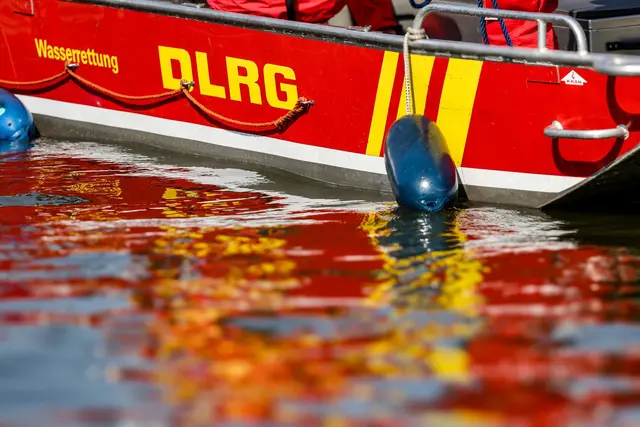 Rettungskräfte bergen den Toten aus dem Baggersee nahe der französischen Grenze. (Symbolbild) | Foto: Christoph Reichwein/dpa