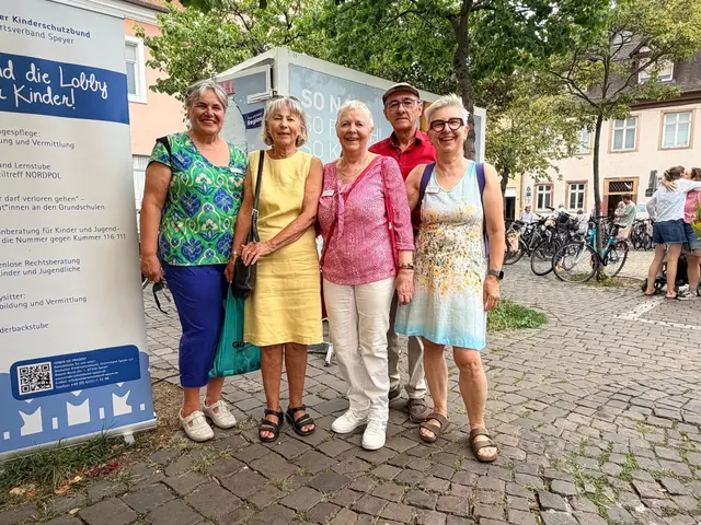 Vertretung Kinderschutzbund Speyer beim Markttreff (von links): 1. Vorsitzende Sabine Stephan-Flory, Ehrenvorsitzende Christel Koch, Vorstandsmitglied Friedburg Schackert, ehemaliger 1. Vorsitzender Hartmut Loos, 2. Vorsitzende Gabriele Weindel-Güdemann. 