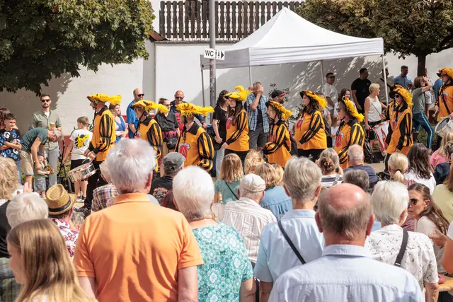 Zahlreiche Gruppen machten den historischen Umzug zu einem farbenfrohen Spektakel. Von historischen Darstellungen bis zu fantasievollen Kostümen gab es für die Zuschauer viel zu entdecken. | Foto: Paul Needham