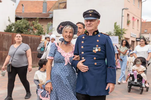 Musik, Kostüme und aufwendig gestaltete Wagen prägten den historischen Umzug durch Germersheim. Die Teilnehmer ließen verschiedene Epochen der Stadtgeschichte lebendig werden. | Foto: Paul Needham