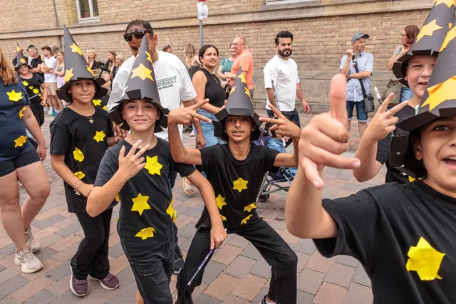 Zahlreiche Gruppen machten den historischen Umzug zu einem farbenfrohen Spektakel. Von historischen Darstellungen bis zu fantasievollen Kostümen gab es für die Zuschauer viel zu entdecken. | Foto: Paul Needham
