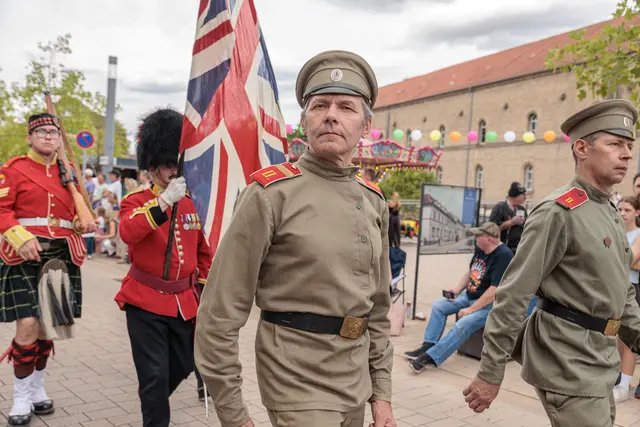 Quer durch die Jahrhunderte führte der historische Umzug zum 750-jährigen Jubiläum der Stadtrechte. Historische Figuren und Gruppen sorgten dabei für besondere Momente entlang der Strecke. | Foto: Paul Needham