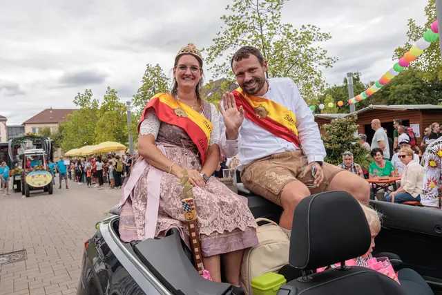 Quer durch die Jahrhunderte führte der historische Umzug zum 750-jährigen Jubiläum der Stadtrechte. Historische Figuren und Gruppen sorgten dabei für besondere Momente entlang der Strecke. | Foto: Paul Needham