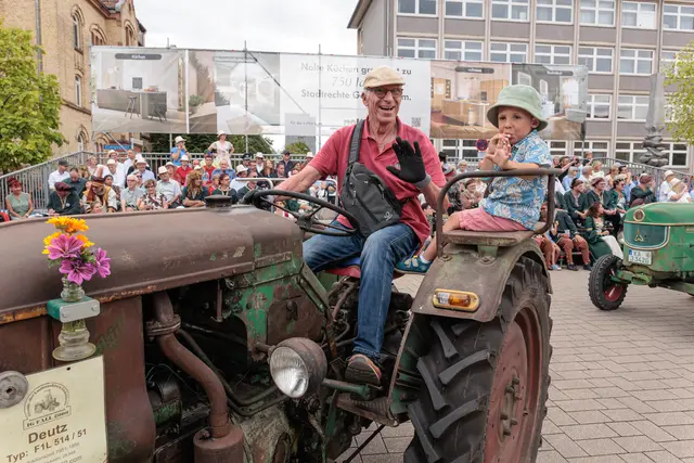 Von traditionellen Gewändern bis zu ausgefallenen Ideen: Die Gruppen brachten beim historischen Umzug zum 750-jährigen Jubiläum jede Menge Abwechslung auf die Straßen. | Foto: Paul Needham