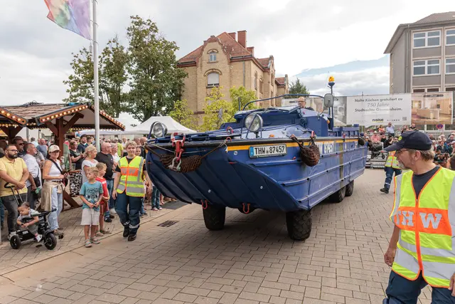Quer durch die Jahrhunderte führte der historische Umzug zum 750-jährigen Jubiläum der Stadtrechte. Historische Figuren und Gruppen sorgten dabei für besondere Momente entlang der Strecke. | Foto: Paul Needham
