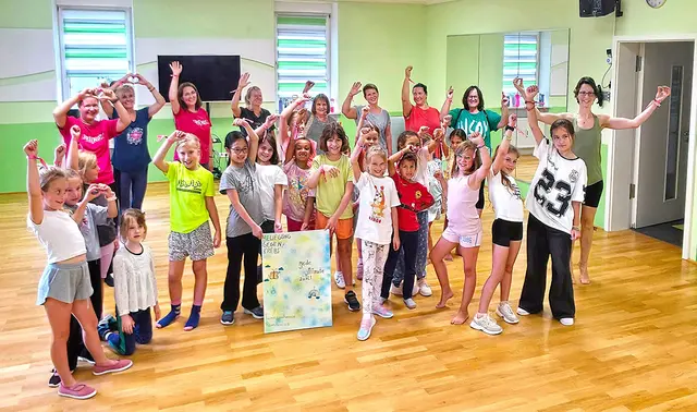 Nachmittags hatten HipHopper und die Erwachsenen der Yoga-Gruppen mit Christine (rechts) viel Spaß und fleißig Bewegungsminuten gesammelt | Foto: Lothar Röhricht