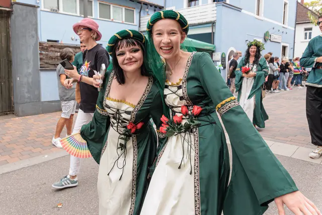 Zahlreiche Gruppen machten den historischen Umzug zu einem farbenfrohen Spektakel. Von historischen Darstellungen bis zu fantasievollen Kostümen gab es für die Zuschauer viel zu entdecken. | Foto: Paul Needham