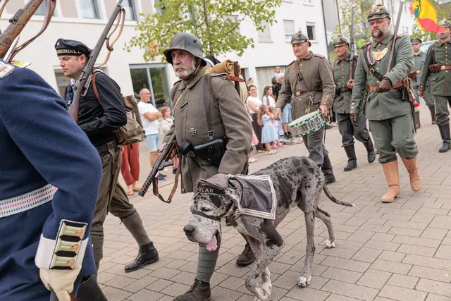 Ein farbenfrohes Bild bot der historische Umzug anlässlich von „750 Jahre Stadtrechte Germersheim“. Zahlreiche Teilnehmer präsentierten Geschichte, Brauchtum und Handwerk auf kreative Weise. | Foto: Paul Needham