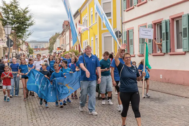 Ein farbenfrohes Bild bot der historische Umzug anlässlich von „750 Jahre Stadtrechte Germersheim“. Zahlreiche Teilnehmer präsentierten Geschichte, Brauchtum und Handwerk auf kreative Weise. | Foto: Paul Needham